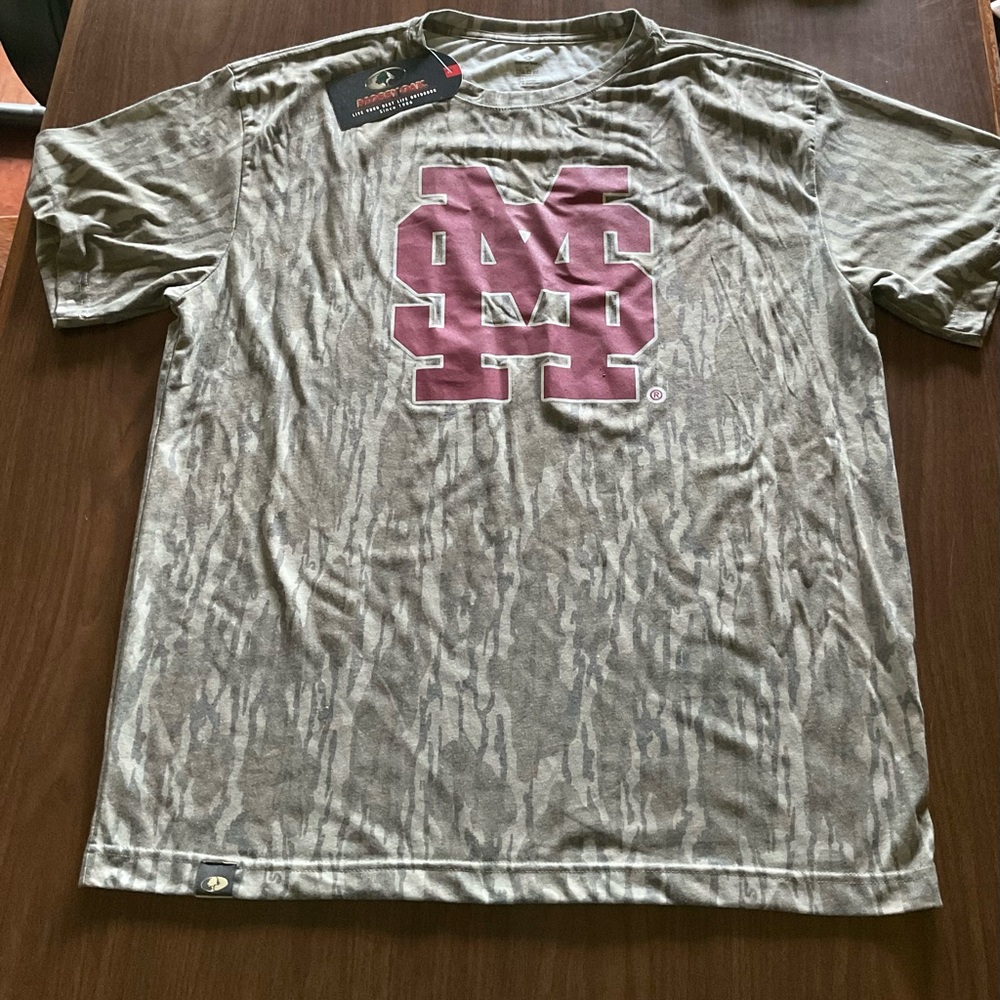 Mossy Oak Gray and Red Short Sleeve Tees